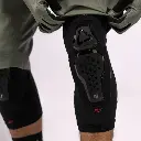Leatt_Protection_KneeGuard_6.0EVO_Black_Mood5_50260111210_57185947-ca86-4658-9849-5ef7d5beda7f.webp